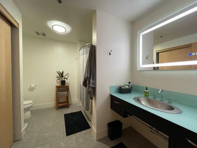 Building Photo - Prime Location in the Heart of the Pearl i...
