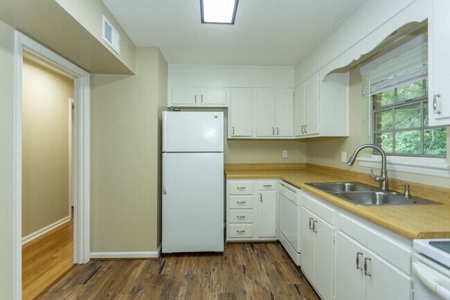 Building Photo - 2200 Montreat Cir