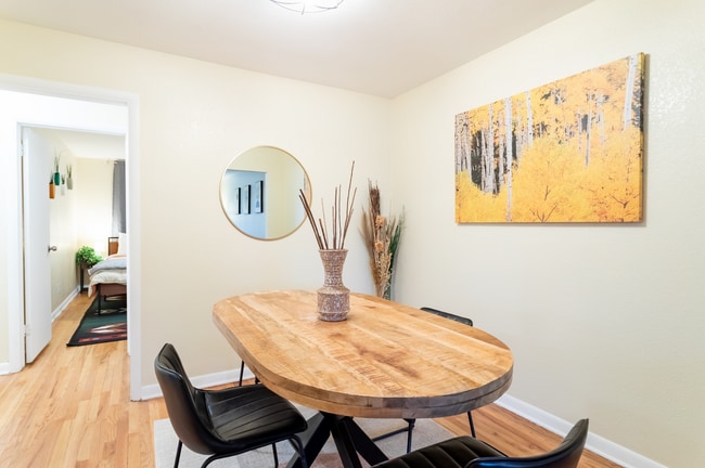 Building Photo - Spacious Updated Unit of Quadplex Available in Park Hill