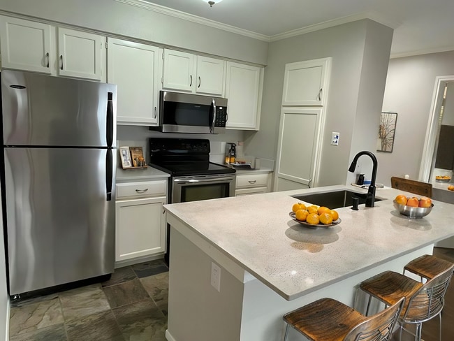 Building Photo - Stunning 3rd-floor corner unit condo in the desirable 78759 area!