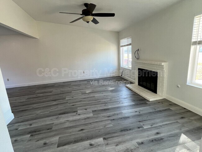 Building Photo - 930 Amaretto Dr