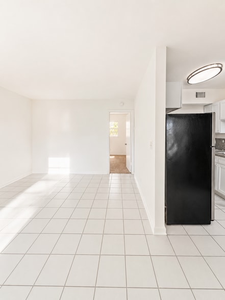 Building Photo - 374 Sunshine Dr