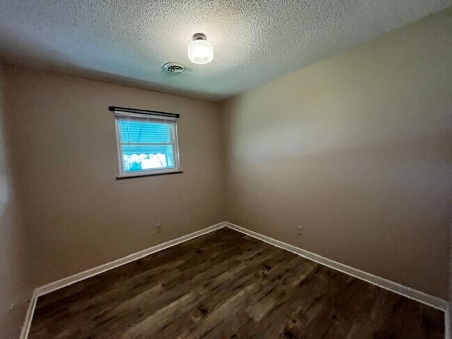 Building Photo - 159 Durkee Rd NE