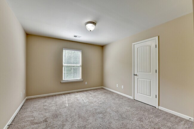 Building Photo - 707 Sand Ln SE
