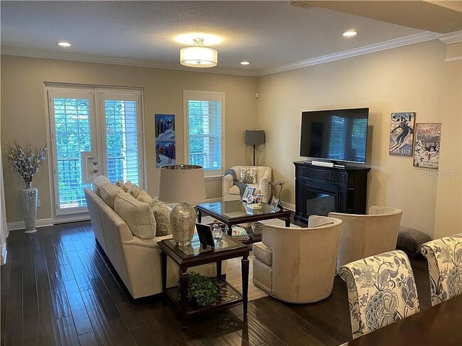 Building Photo - Large 3 Bed 3.5 Bath 2 Car Garage Townhous...