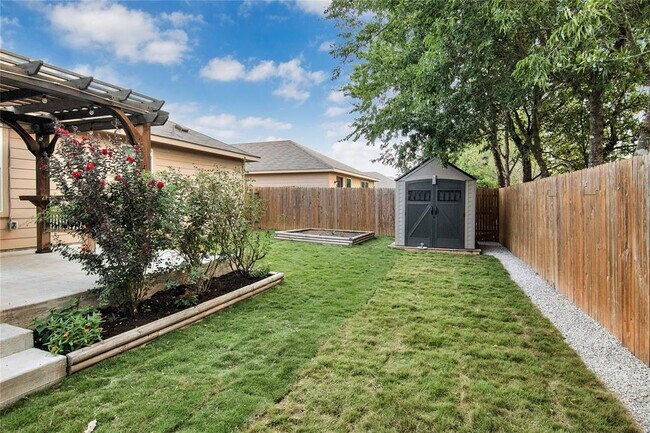 Building Photo - 704 Red Tails Dr