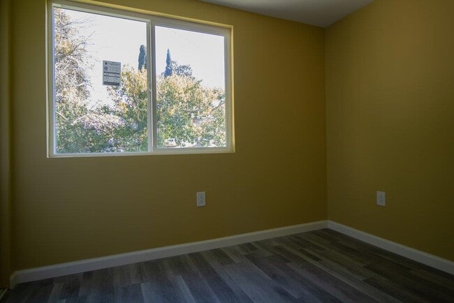 Building Photo - 5646 Valley Glen Way