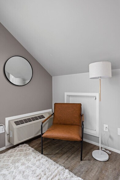 Building Photo - 1125 E 10th St