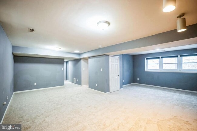 Building Photo - 16080 Deer Park Dr
