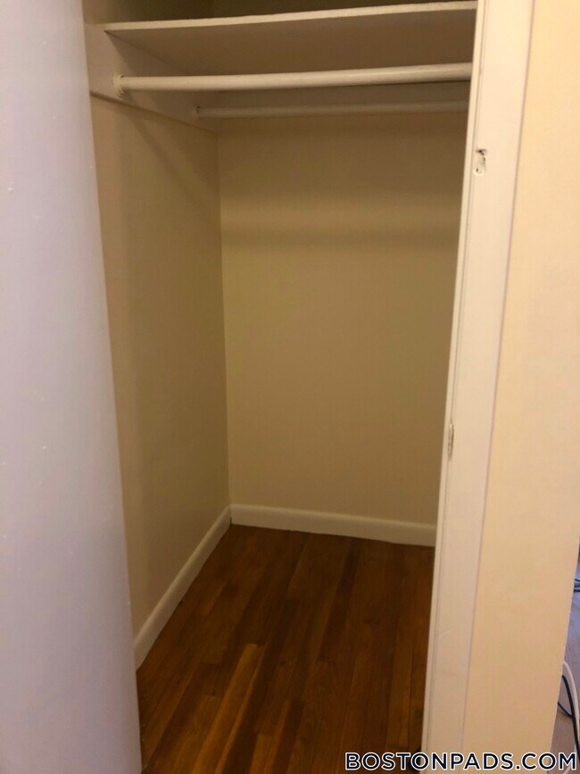 Building Photo - 122 Dustin St