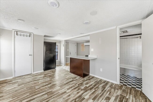 Building Photo - Charming Studio in a Great Location – $1,000/month