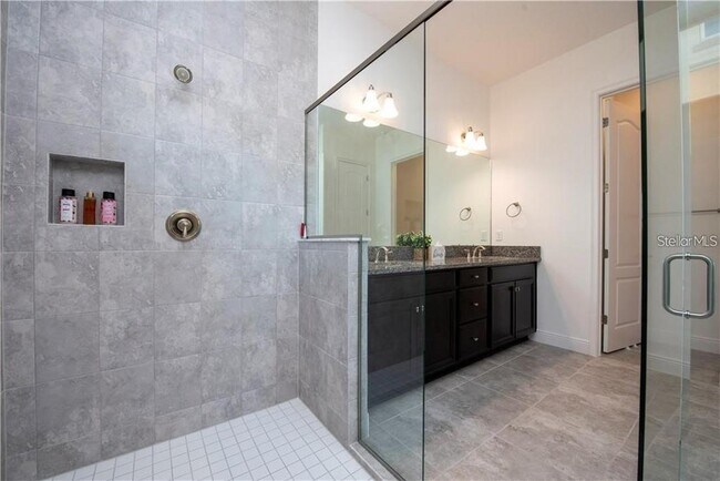 Building Photo - 13092 Stanthorne Ave