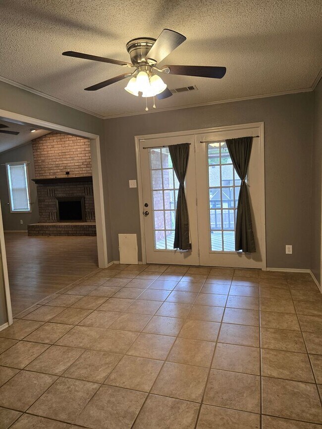 Building Photo - 3 bedroom 2 bath home with basement for lease