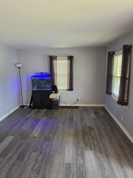 Living room (fish tank not included) - 1730 Morey Ave