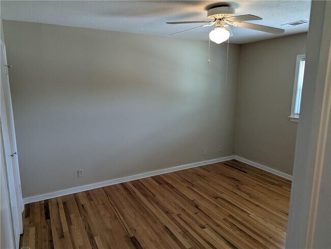 Building Photo - 514 Clover Dr