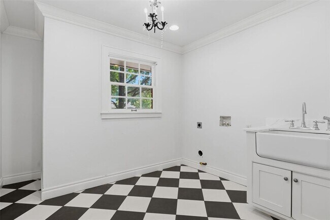 Building Photo - 1305 Kenilworth Rd