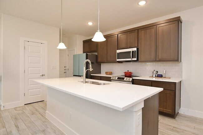 Building Photo - 424 Parkline Dr
