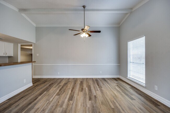 Building Photo - Spacious 4BD Home with Stunning Landscape ...