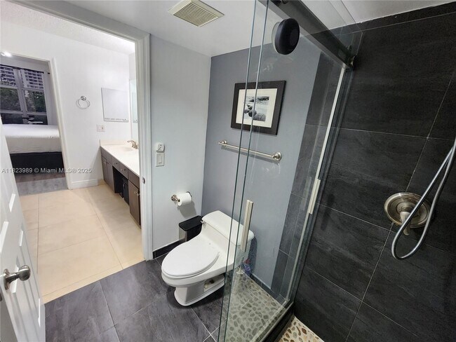 Building Photo - 3500 Mystic Pointe Dr