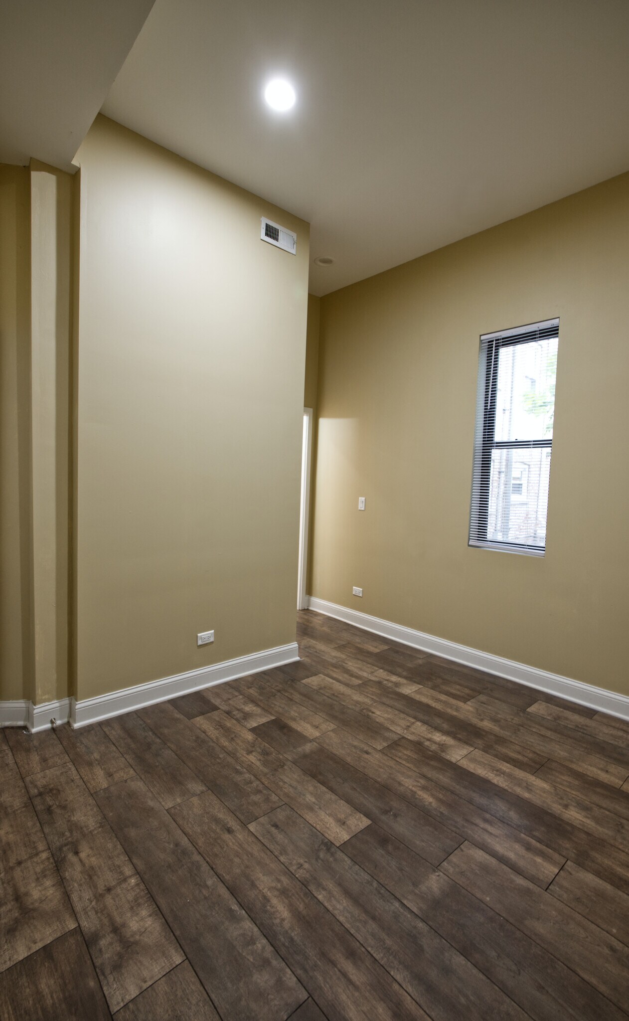 Building Photo - 2718 W Monroe St