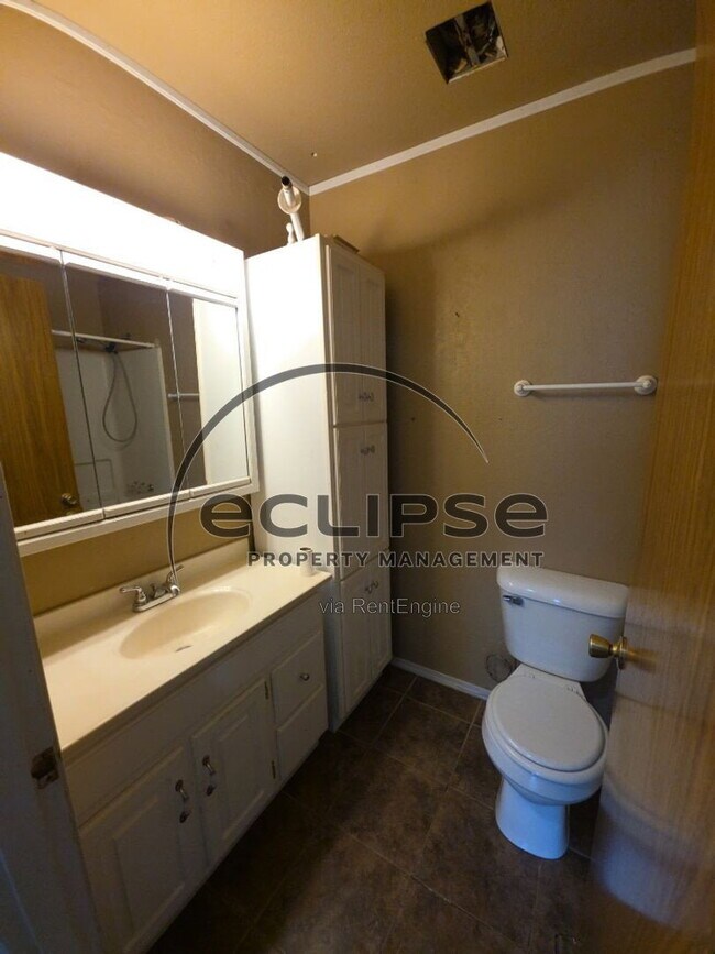 Building Photo - 721 Lee Dr