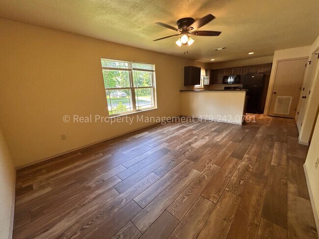 Building Photo - MOVE IN SPECIAL! JUST PAY MOVE IN FEES! 2 ...