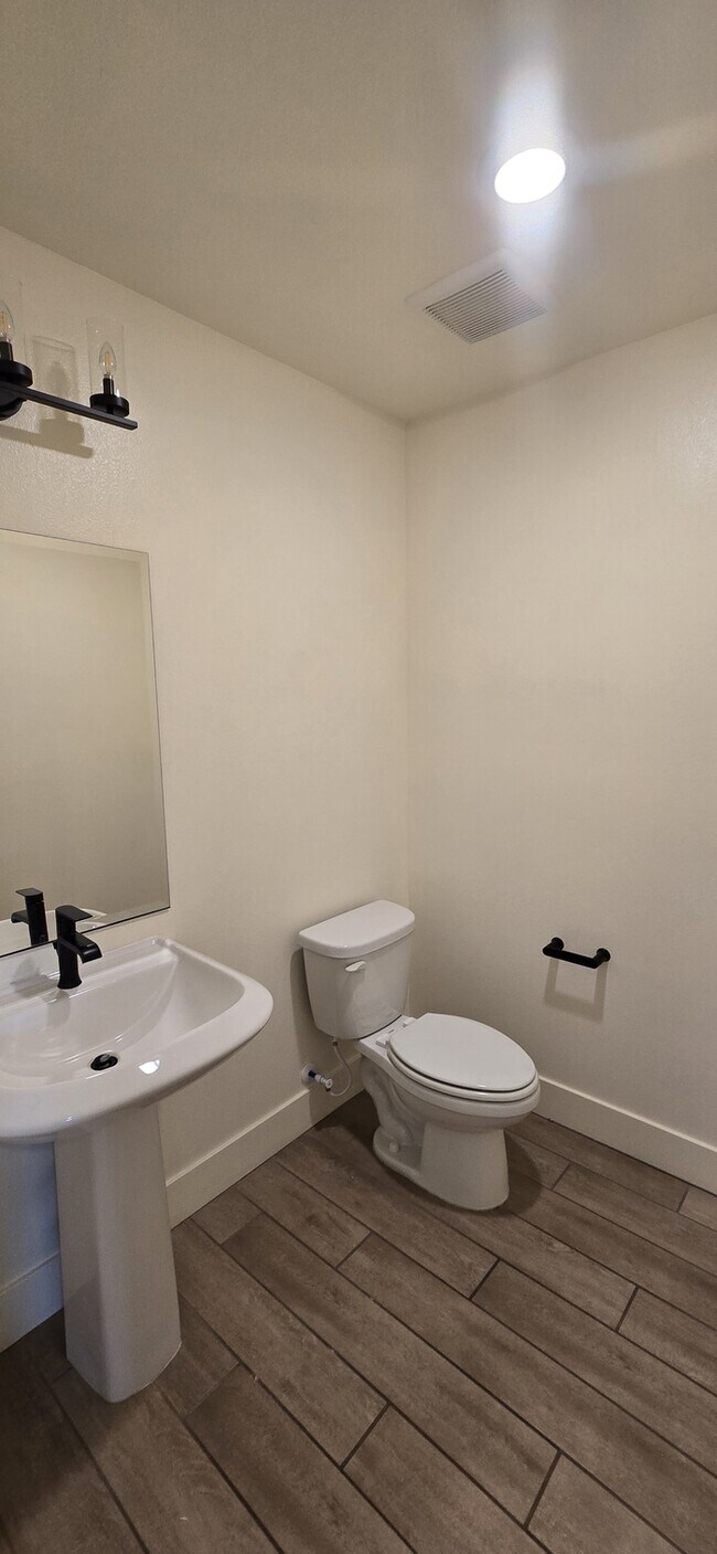 Building Photo - Atwater 5 Bedroom 3.5 Bathroom Home