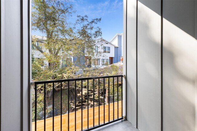 Building Photo - Modern 2-Bed Townhome with Attached Garage & Private Balcony in Gated Dallas Community