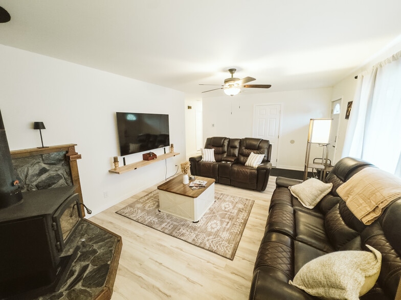 Living room - 37041 Rafie St
