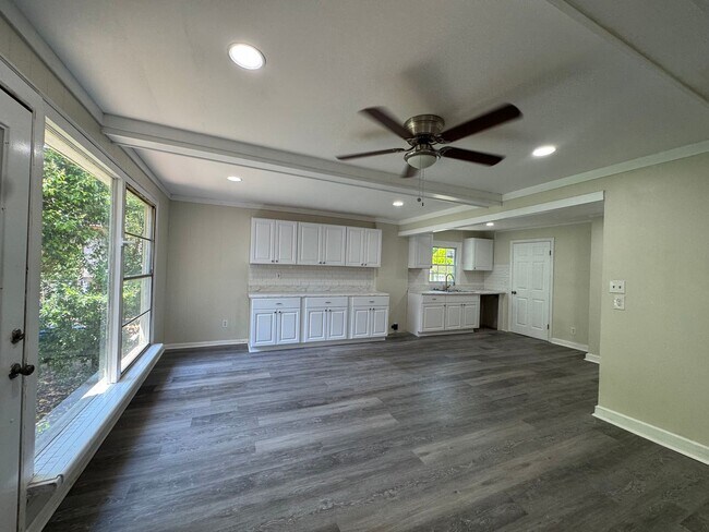 Building Photo - Large spacious home