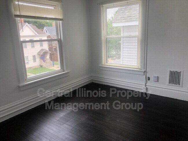 Building Photo - 403 E Monroe St