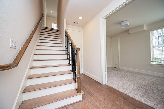 Building Photo - 9546 London Bridge Station