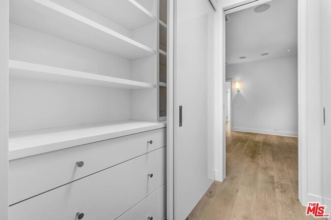 Building Photo - 8815 Rosewood Ave