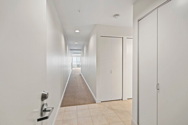 Building Photo - 601 W Mercer Pl