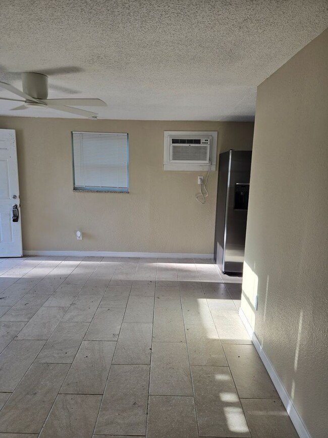 Building Photo - 2 BEDROOM 1 BATH NEAR USF