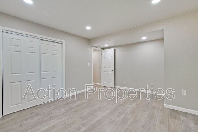 Building Photo - 560 Firloch Ave