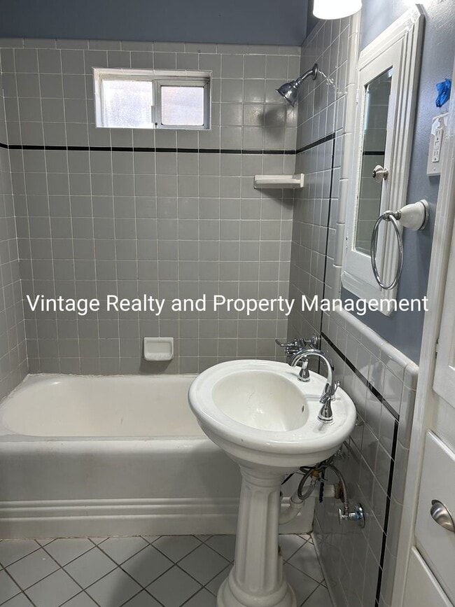 Building Photo - Updated 2 Bedroom Classic Home That's Ready To Go!!!