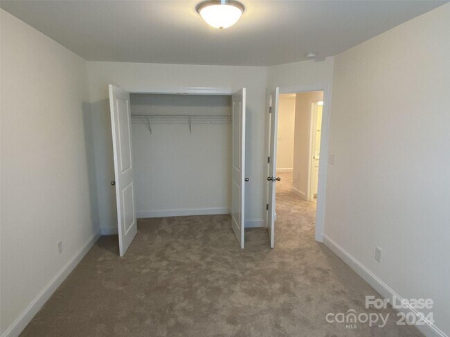 Building Photo - 1006 Moffat Ln
