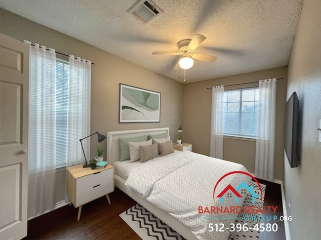 Building Photo - Available now! 3 Bed 2.5 Bath Duplex