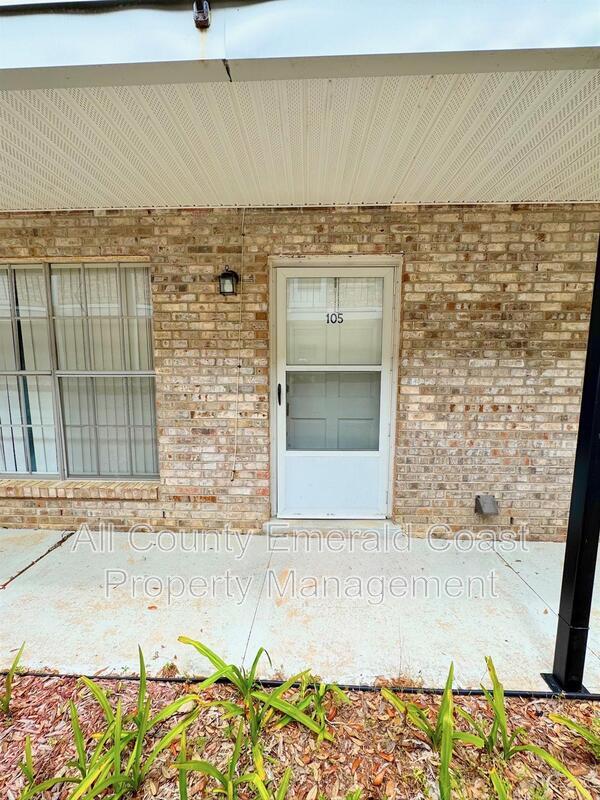 Building Photo - 105 Country Club Dr