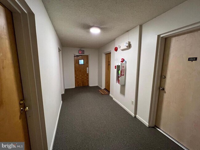 Building Photo - 3304 Valley Dr