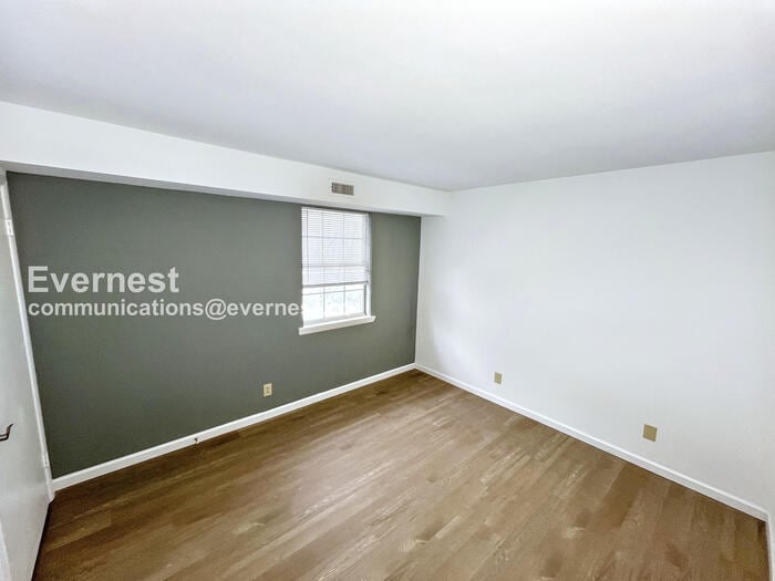 Building Photo - 12802 N Cresap St