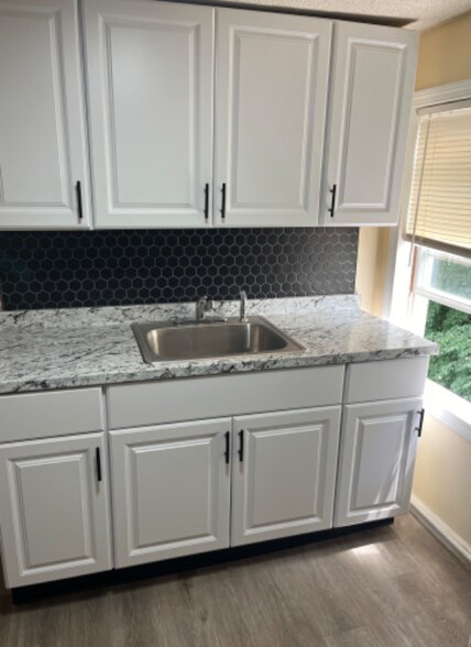 Building Photo - 5 Lasalle Ave