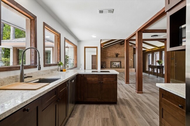 Building Photo - 9805 Shadow Wood Dr