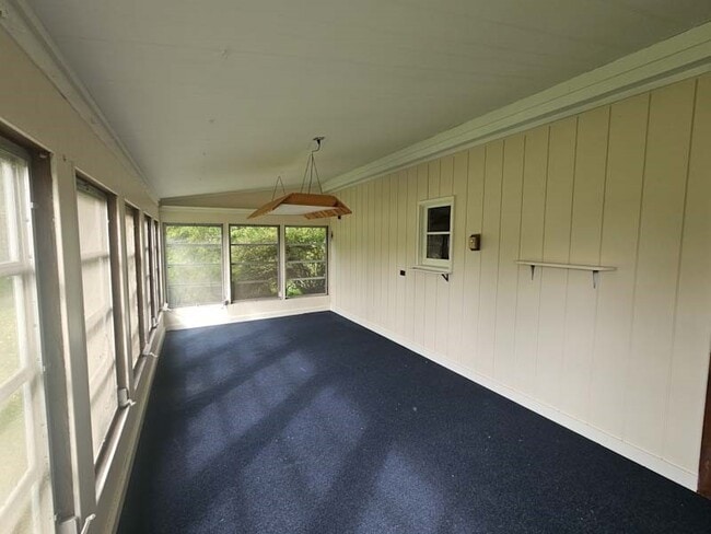 Building Photo - 11 Lakeshore Dr
