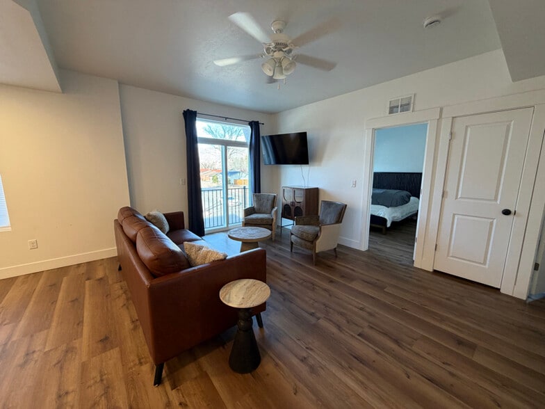 Building Photo - 98 E Center St