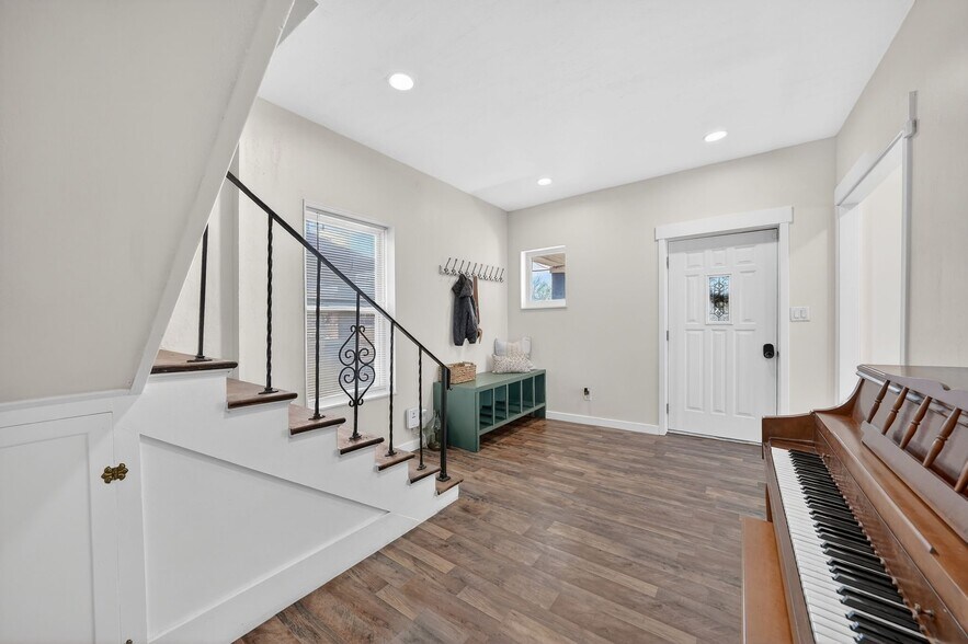 Building Photo - 902 27th St