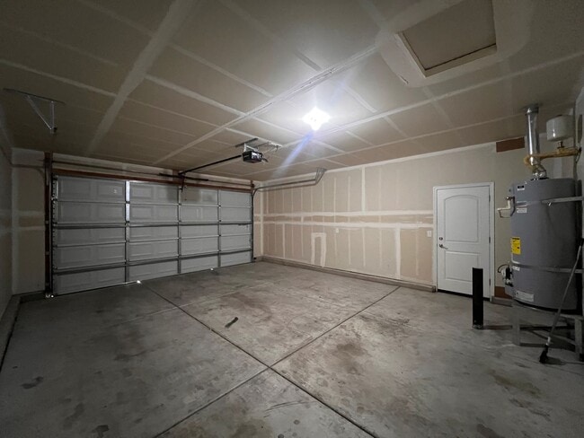 Building Photo - 4 Bedroom 2 Bathroom Fallon Home