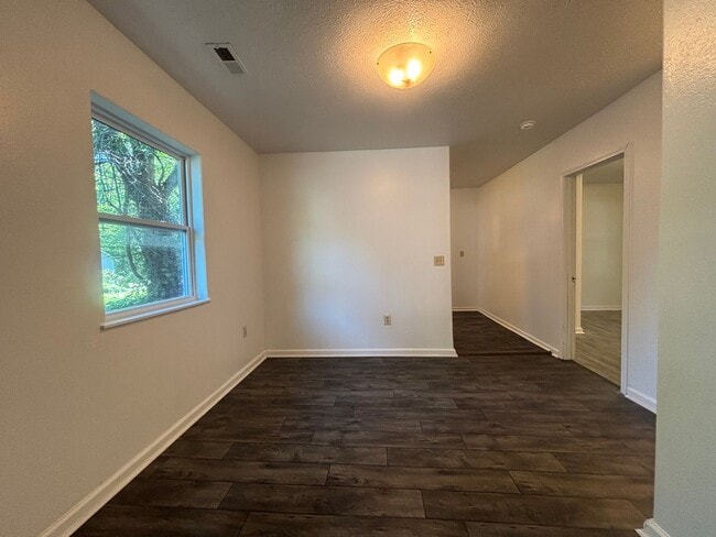 Building Photo - 3 Bedroom house in Southeast Springfield