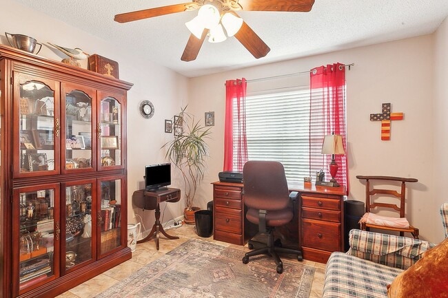 Building Photo - 2 BEDROOM, 2 BATHROOM TOWNHOUSE IN JEFFERSON